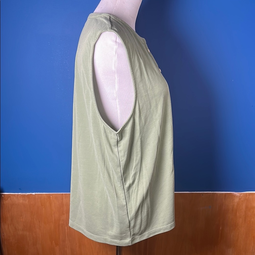 Sleeveless Green Top - Picture 5 of 7